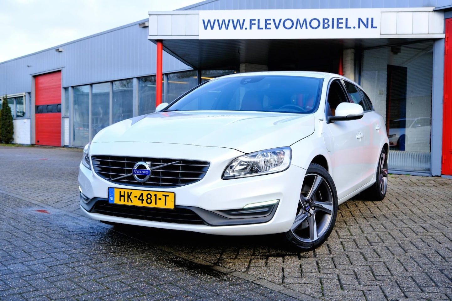 Volvo V60 - 2.4 D6 Twin Engine R-Edition Momentum Aut. Leder|Navi|1e Eig|LMV - AutoWereld.nl