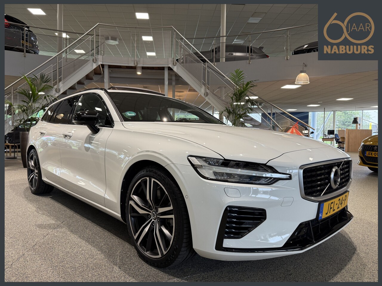 Volvo V60 - 2.0 T8 AWD R-Design, Pano, 360cam, H/K, Pilot assist, Memory, HUD - AutoWereld.nl
