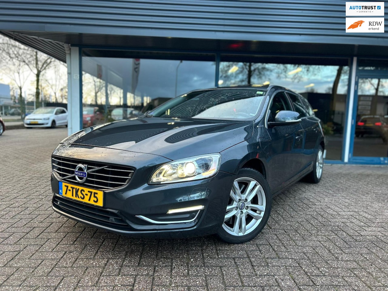 Volvo V60 - 2.4 D6 AWD Plug-In Hybrid Summum|Camera|Open dak|Memory|Trekhaak - AutoWereld.nl