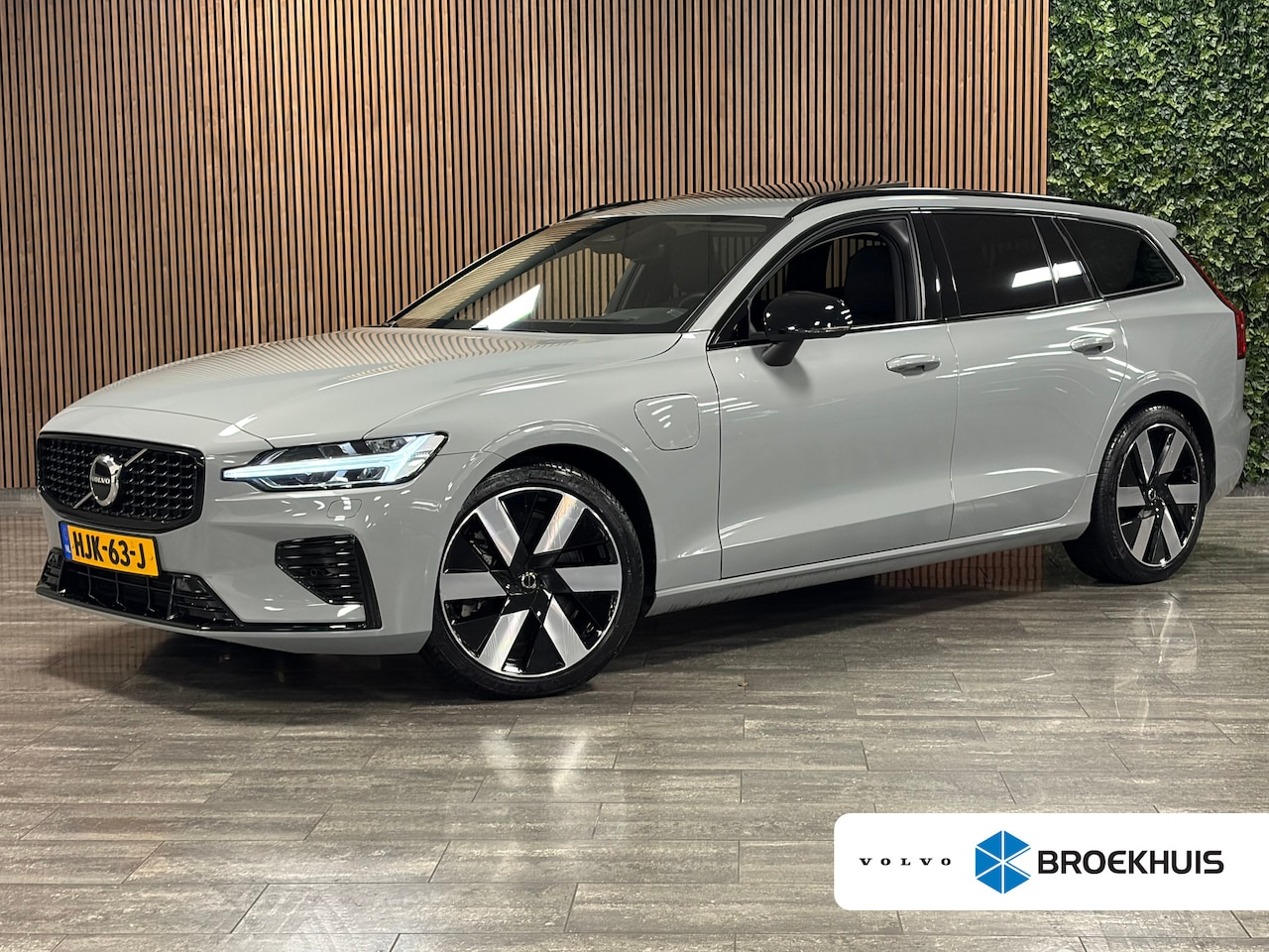 Volvo V60 - T8 AWD Recharge Ultra Dark | Trekhaak | Schuifdak | 455pk | Head-Up Display | Harman Kardo - AutoWereld.nl