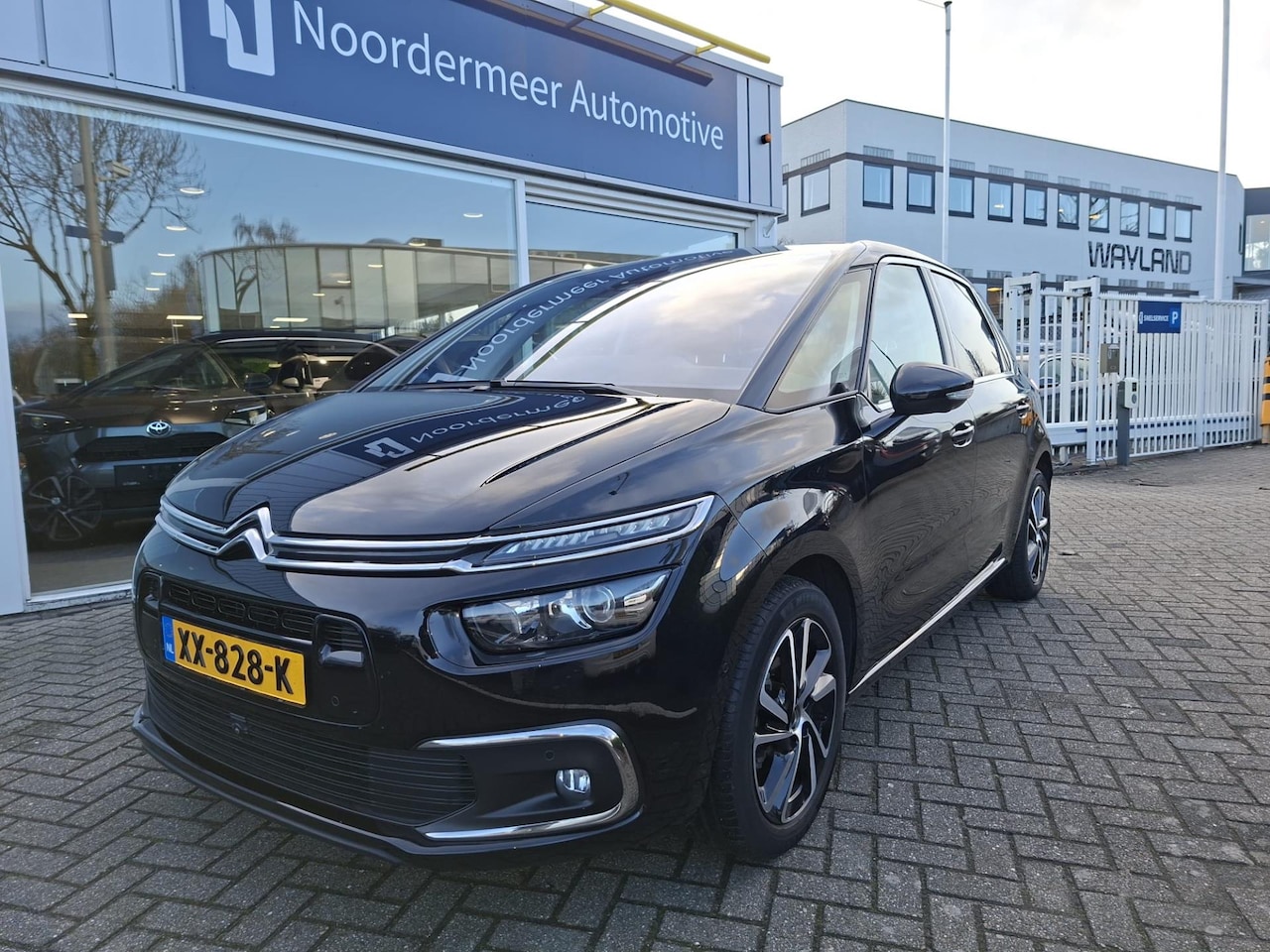 Citroën C4 Picasso - 1.2 PureTech Shine panoramadak / navigatie / automaat / app - AutoWereld.nl