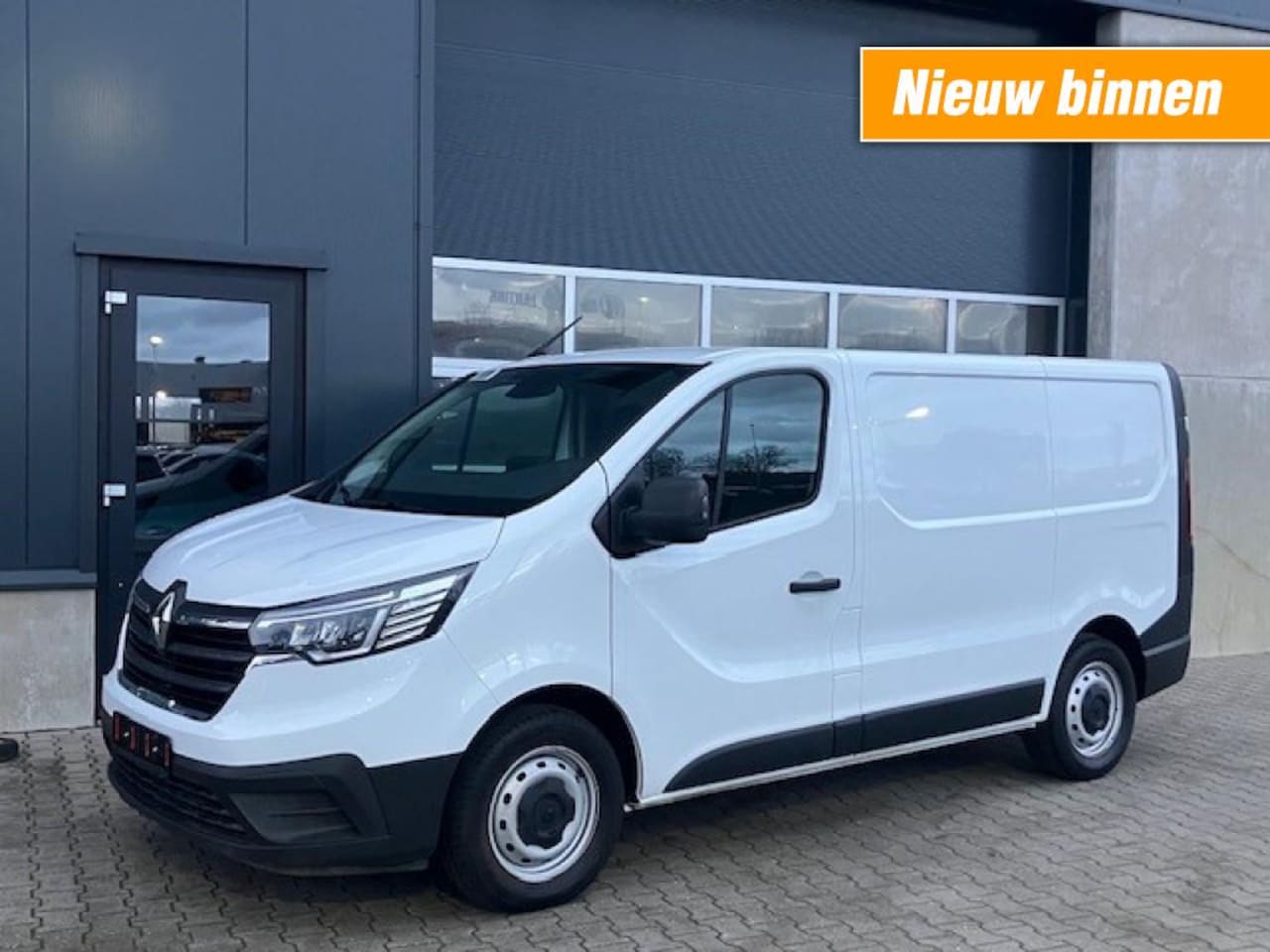 Renault Trafic - 2.0 D 130pk  L1H1 - Navi - Carplay/Android - Camera - sensoren a - trekhaak - all season b - AutoWereld.nl