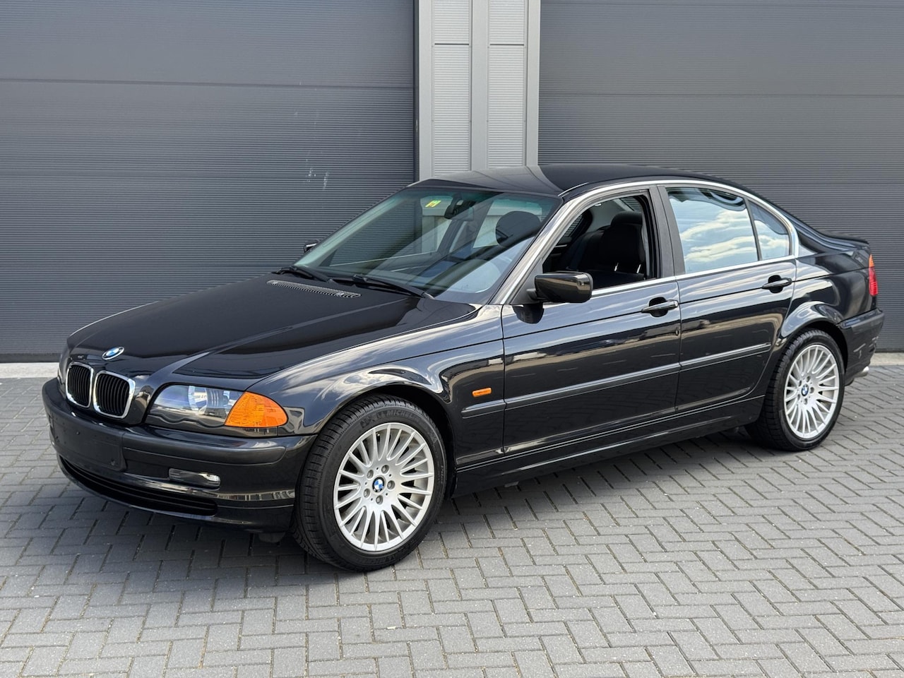 BMW 3-serie - 325xi | 209.000KM | Automaat | Sportuitlaat | Cruise Control | Climate Control | Youngtime - AutoWereld.nl