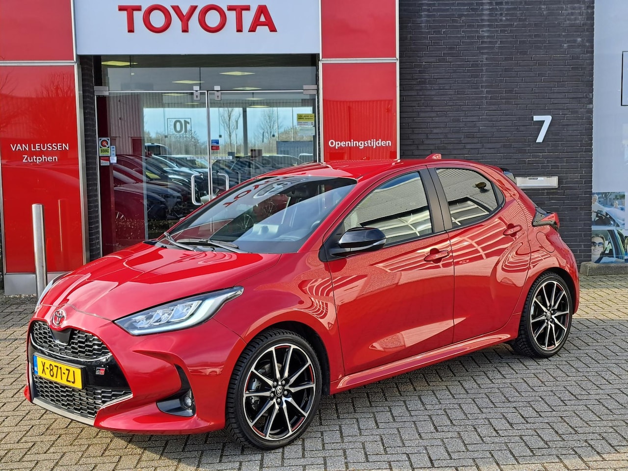 Toyota Yaris - 1.5 Hybrid 130 GR SPORT TREKHAAK ADAPTIVE CRUISECONTROL ACHTERUITRIJCAMERA - AutoWereld.nl