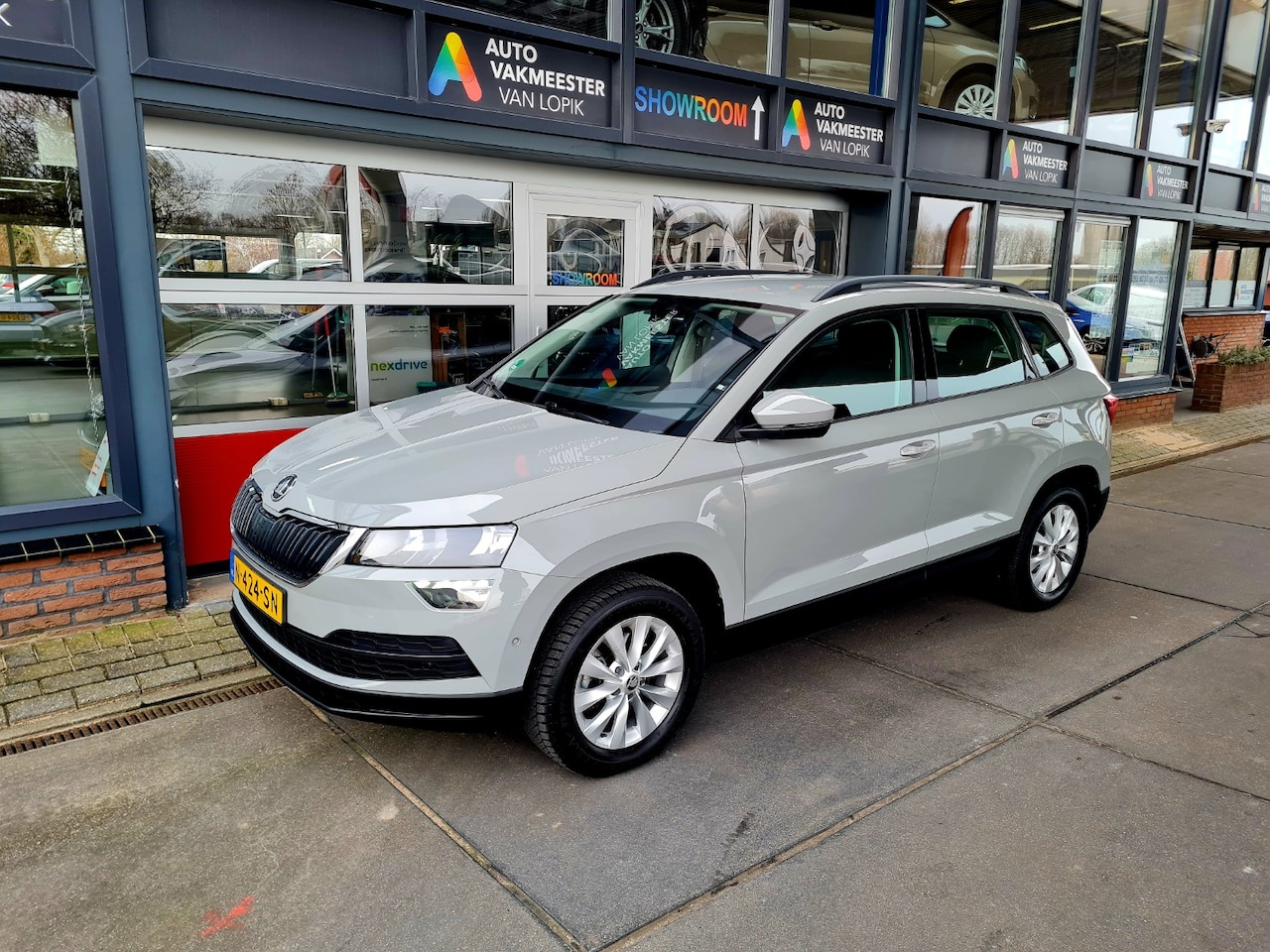 Skoda Karoq - 1.0 TSI 110pk Business Edition Elec trekhaak Stoelv. Navi DAB All-in prijs + 12 Mnd Garant - AutoWereld.nl