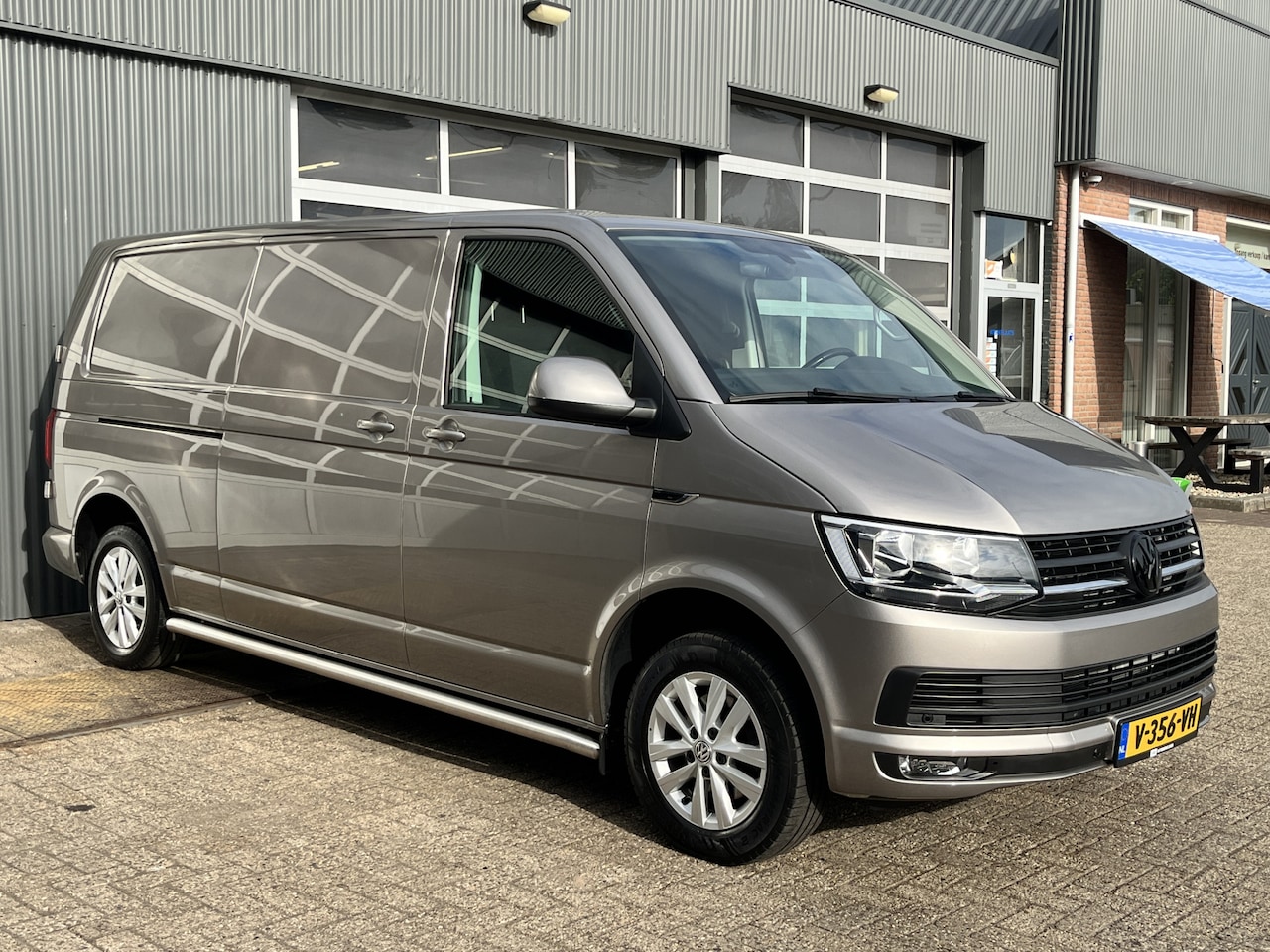 Volkswagen Transporter - 2.0 TDI L2H1 150pk Automaat Airco Cruise controle Trekhaak 2500kg trekgewicht 2-Persoons T - AutoWereld.nl