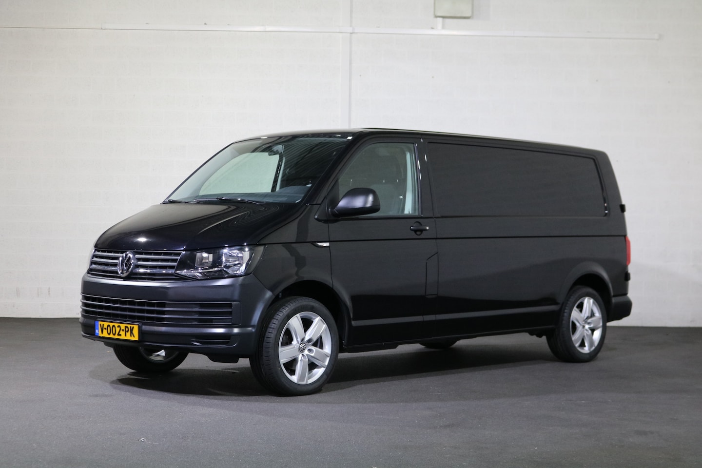 Volkswagen Transporter - 2.0 TDI L2 H1 102pk Airco Trekhaak 52dkm - AutoWereld.nl