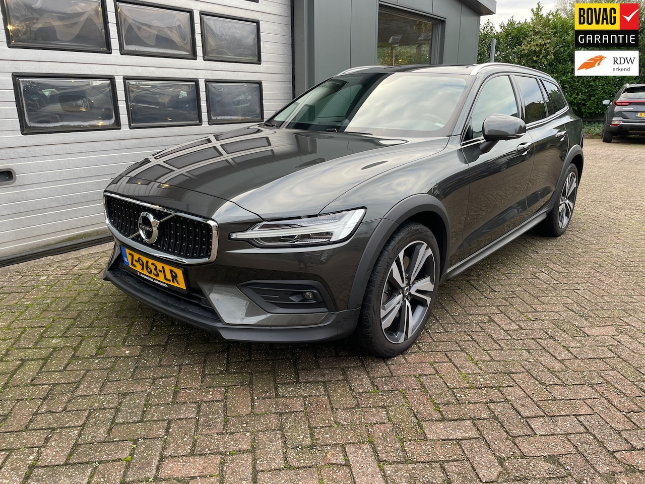 Volvo V60 Cross Country - 2.0 B5 AWD Pro 2.0 B5 AWD Pro, vol opties - AutoWereld.nl
