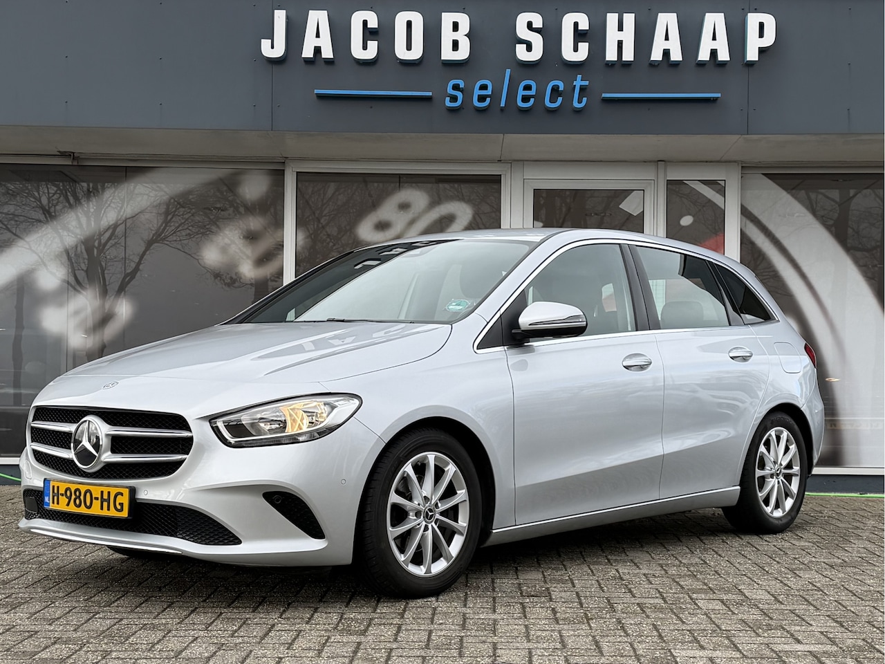 Mercedes-Benz B-klasse - 180 Launch Edition Automaat / Parkeersensoren V-A / Cruise Control / Camera / Multimedia / - AutoWereld.nl