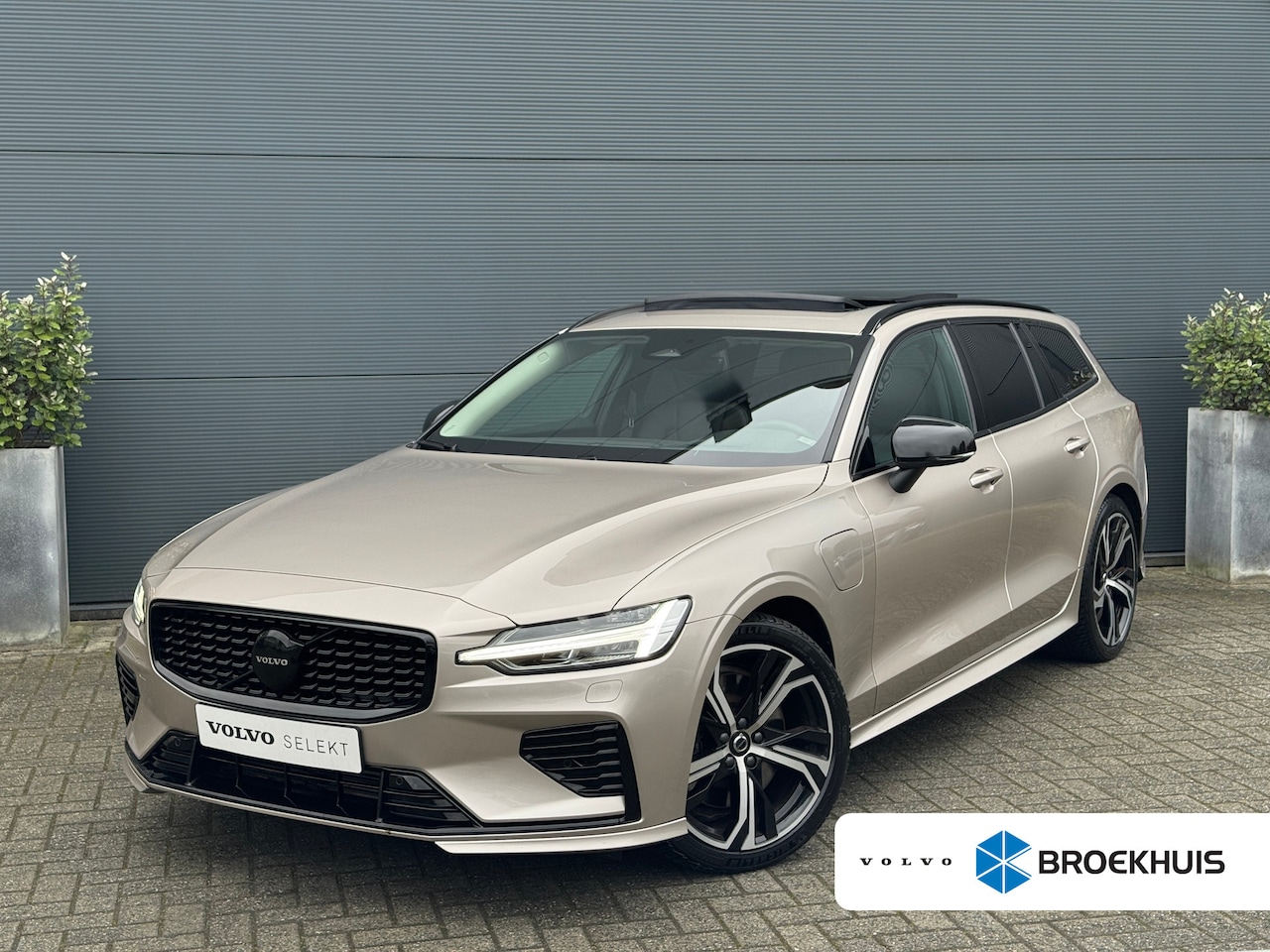 Volvo V60 - 2.0 T8 Plug-in hybrid AWD Ultimate Dark | 455pk! | Styling Kit | Panoramadak | HU-Display - AutoWereld.nl