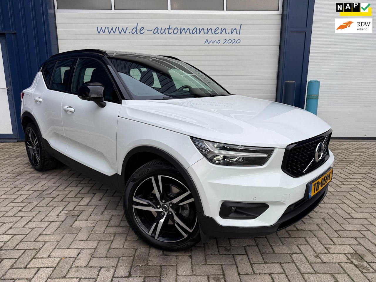 Volvo XC40 - 2.0 T4 190pk R-Design AUTOMAAT / LEER / PANO DAK / ADAP CRUISE - AutoWereld.nl