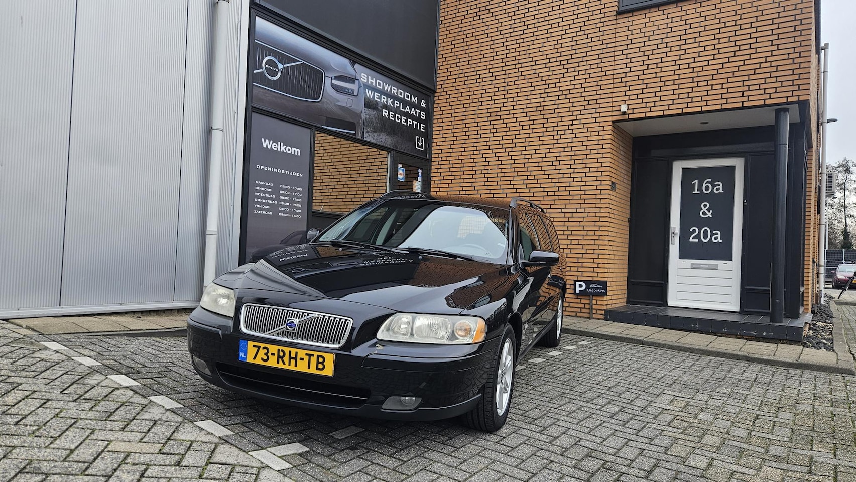 Volvo V70 - 2.5T Momentum Nieuwe Distributie - AutoWereld.nl
