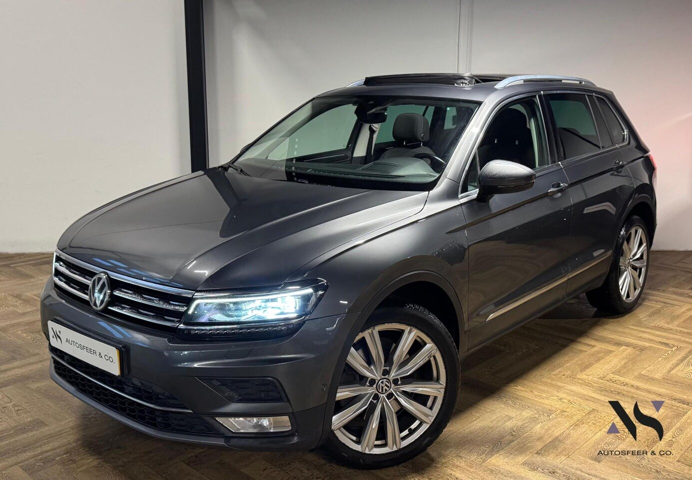 Volkswagen Tiguan - 2.0 TDI 4Motion Highline PANO HUD CAM - AutoWereld.nl