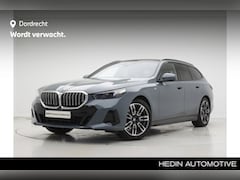 BMW 5-serie Touring - 520i M-Sport | 19" | Panorama | Driving Assistant Plus | Harman Kardon | Trekhaak