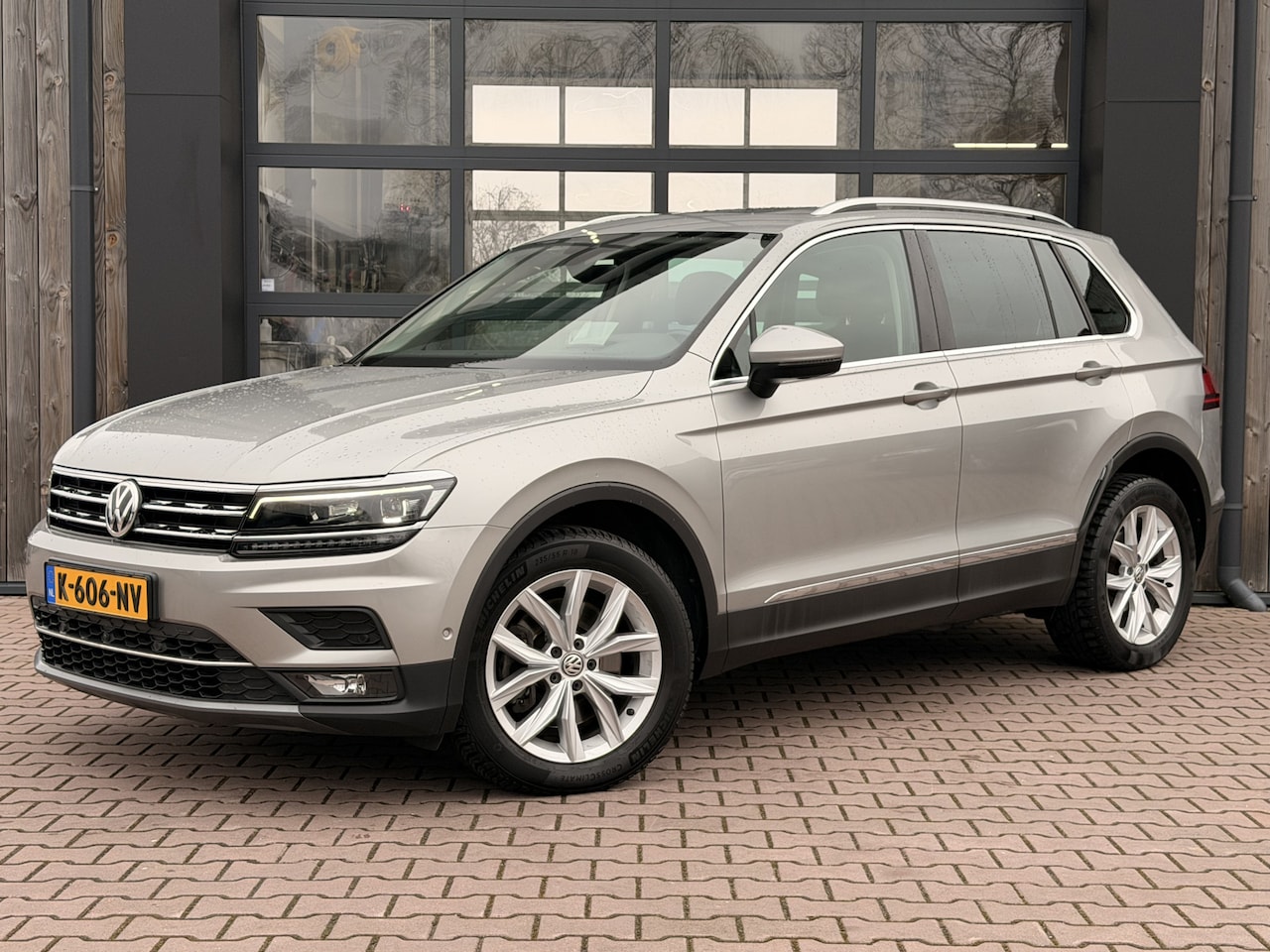 Volkswagen Tiguan - 2.0 TSI 4MOTION Highline | Automaat | Pano | LED | Navi | App-connect | Camera | All-seaso - AutoWereld.nl