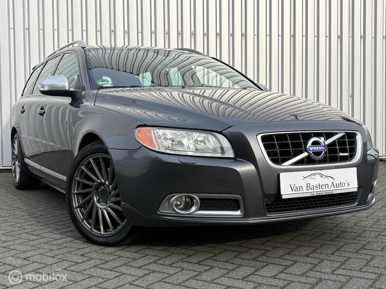 Volvo V70 - 3.2 R-Design | Aut | Leder | Trekhaak | Youngtimer | Dealer onderhouden | Volledige histor - AutoWereld.nl