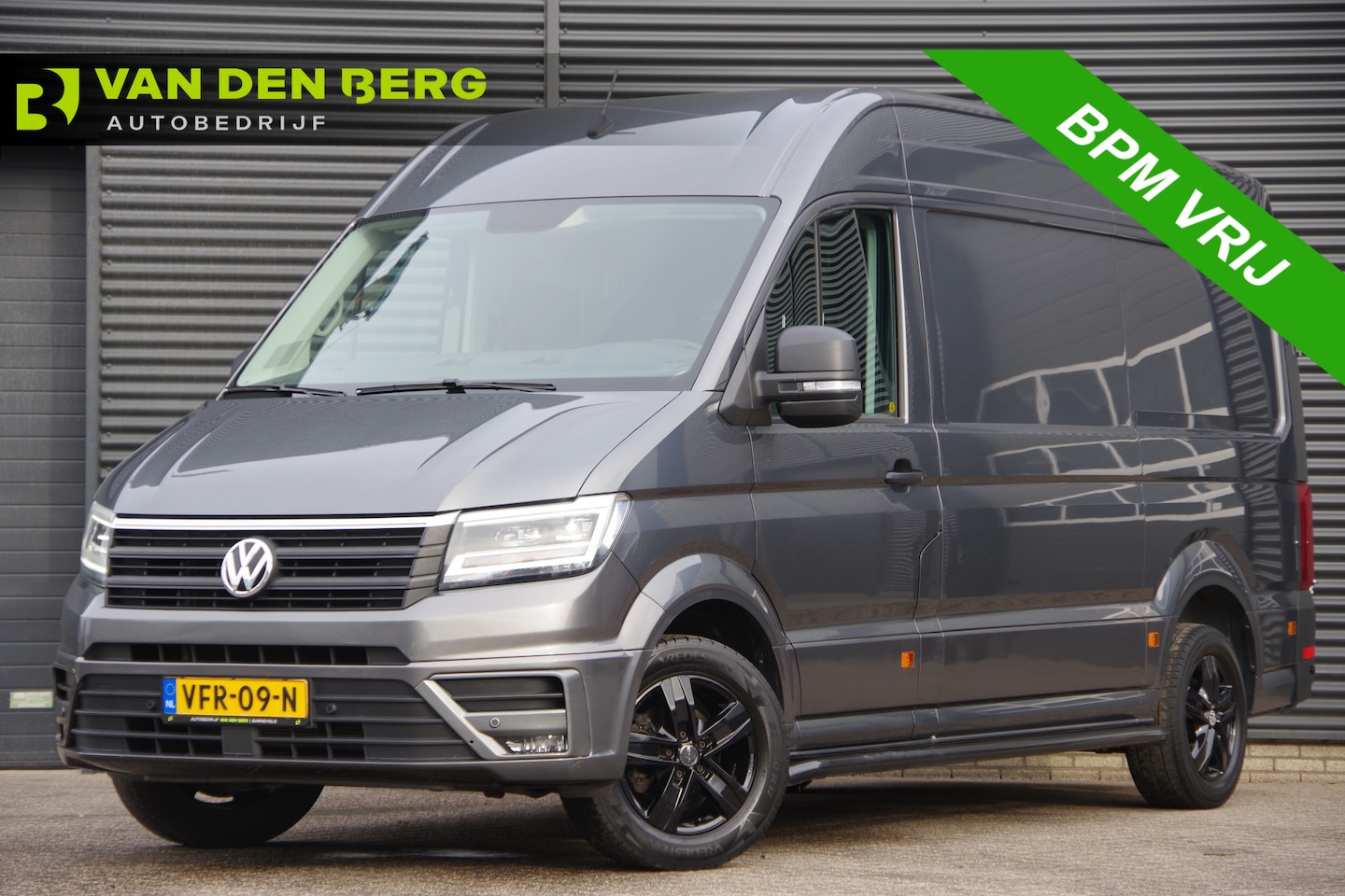 Volkswagen Crafter - 2.0 TDI L3H3 Highline 3-ZITS, 140PK AUT. LED, CAMERA, NAVI, CRUISE, AIRCO, PARKEERSENSOREN - AutoWereld.nl