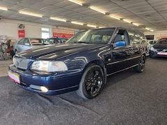 Volvo V70 - 2.5 Luxury-Line. Netjes onderhouden, cruise control, airco, trekhaak en meer