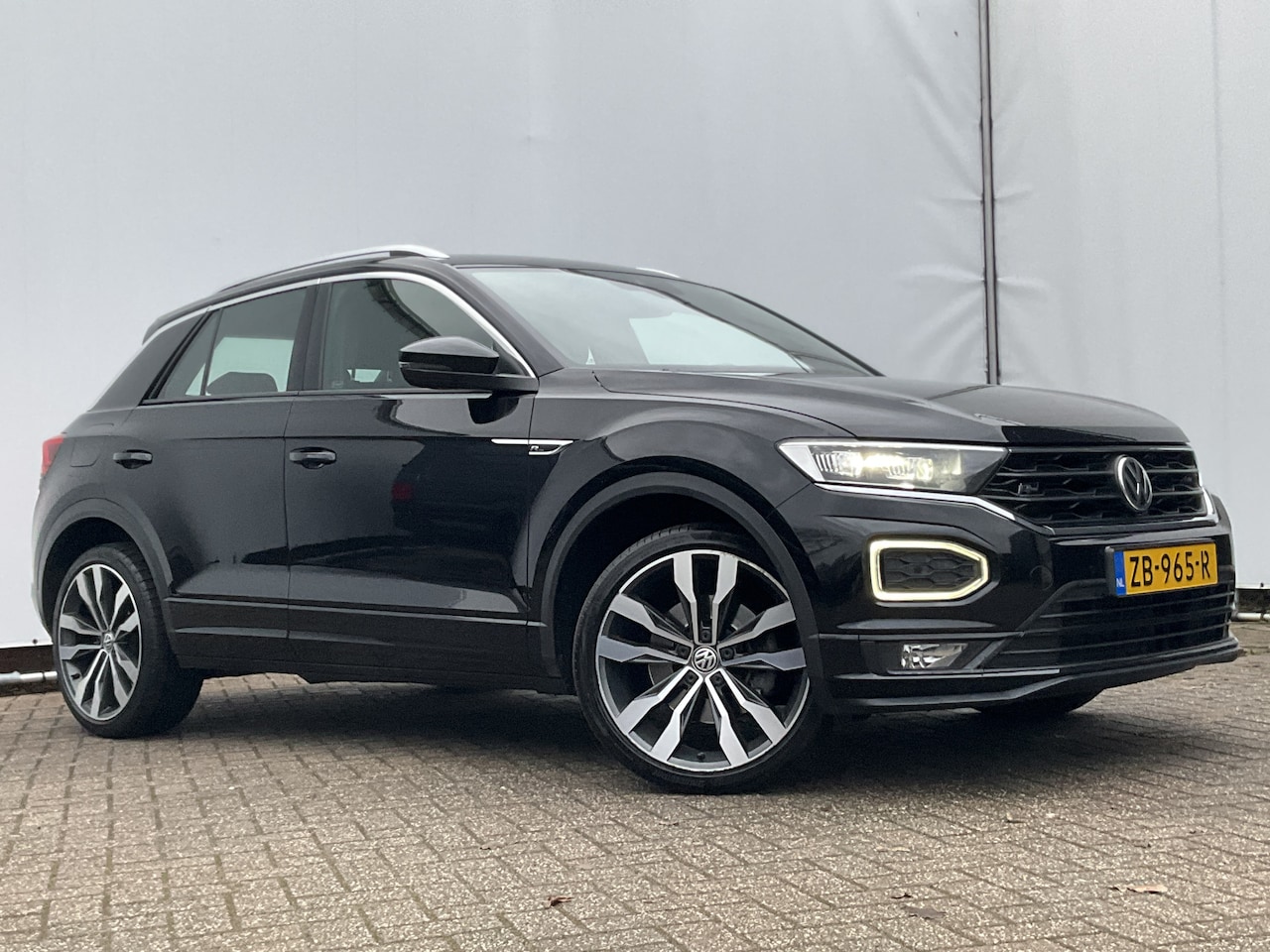 Volkswagen T-Roc - 1.5 TSI R-Line Automaat Trekhaak Carplay Adap.Cruise Keyless Led NL-Auto Hoogzitter! - AutoWereld.nl