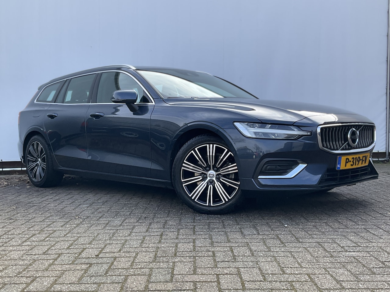 Volvo V60 - 2.0 B3 Inscription Elek.Trekhaak Stoel/Stuurverw Leer Memory Adap.Cruise NL-Auto! - AutoWereld.nl