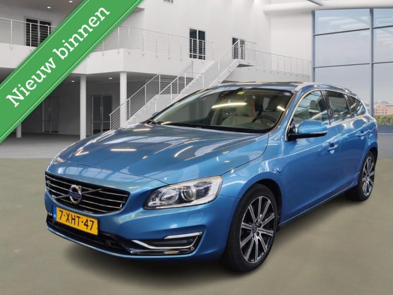 Volvo V60 - 2.4 D6 AWD Plug-In Hybrid Summum AUTOM PANO CRUISE - AutoWereld.nl