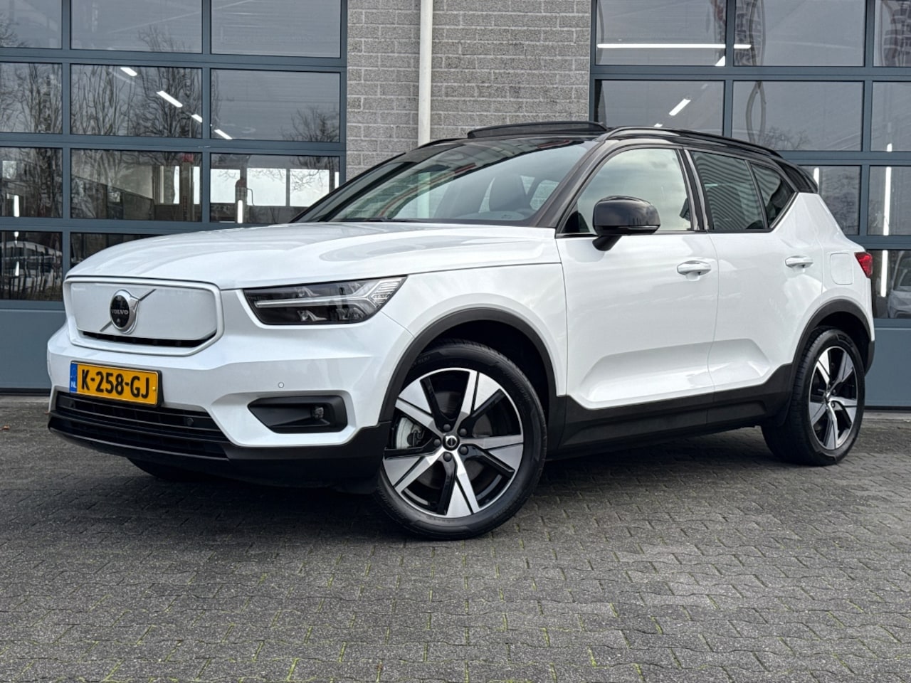 Volvo XC40 - Recharge P8 AWD R-Design |SCHUIFDAK|HARMAN/KARDON| - AutoWereld.nl