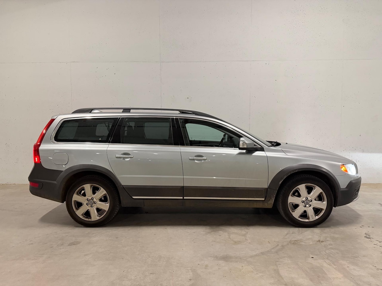 Volvo XC70 - 2.4 D5 4x4 Pano Leer Navi Automaat - AutoWereld.nl