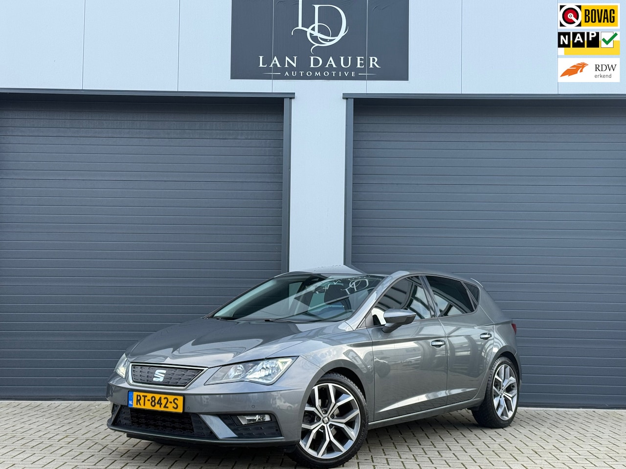 SEAT Leon - 1.0 EcoTSI Style Intens / AUTOMAAT / NAP / CARPLAY - AutoWereld.nl