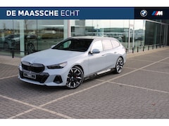 BMW 5-serie Touring - 530e M Sport Automaat / Panoramadak / Trekhaak / Adaptieve LED / Parking Assistant Plus /