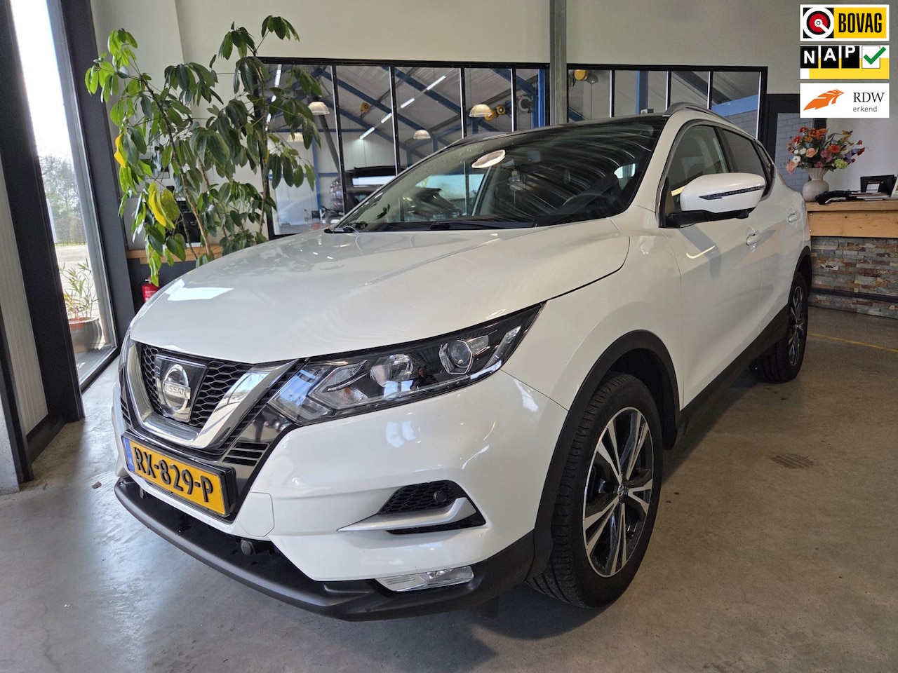 Nissan Qashqai - 1.2 N-Connecta * Navigatie/Panorama/camera ! - AutoWereld.nl