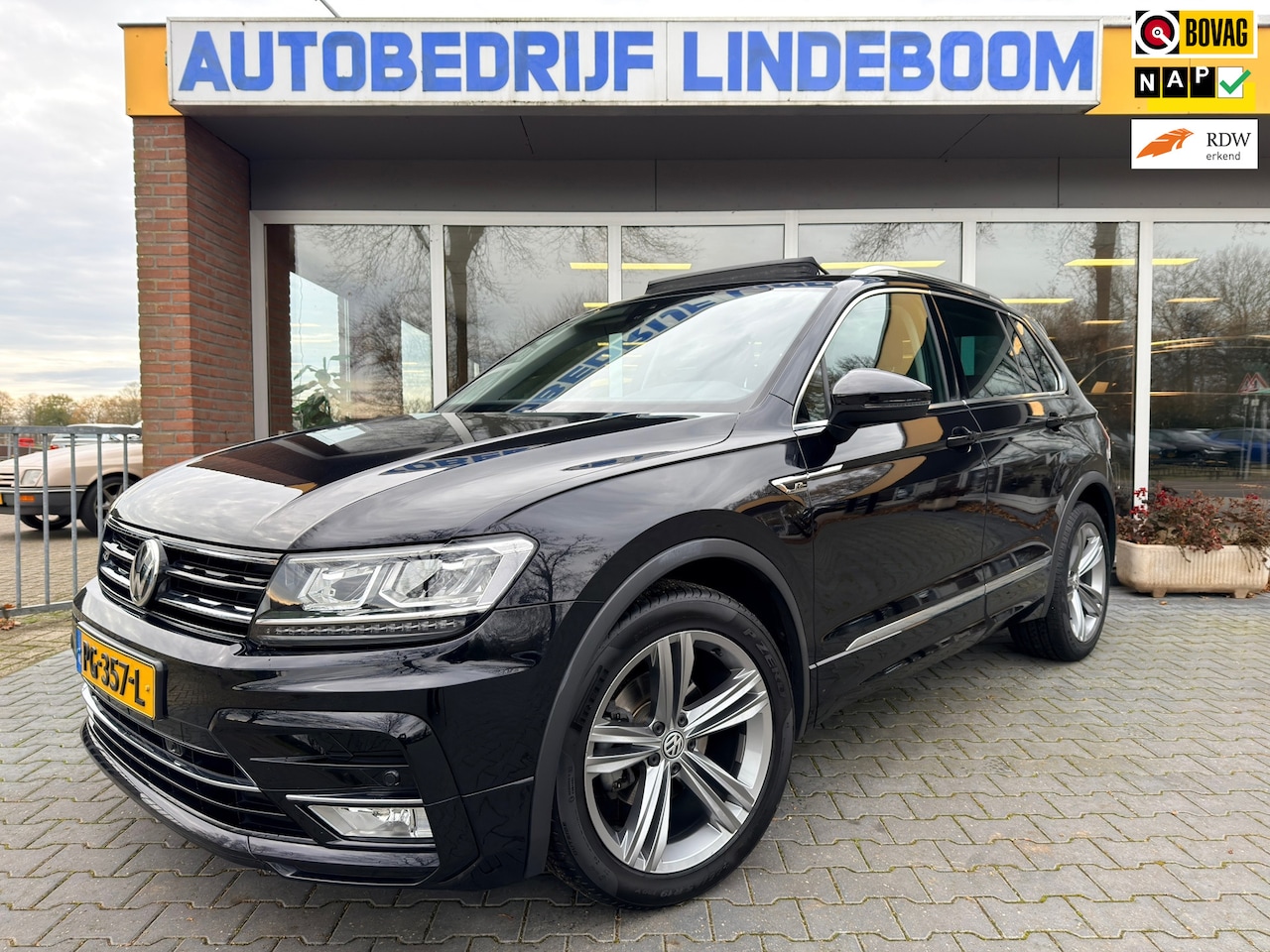 Volkswagen Tiguan - 1.4 TSI ACT R-Line Panoramadak Trekhaak Virtual Cockpit - AutoWereld.nl