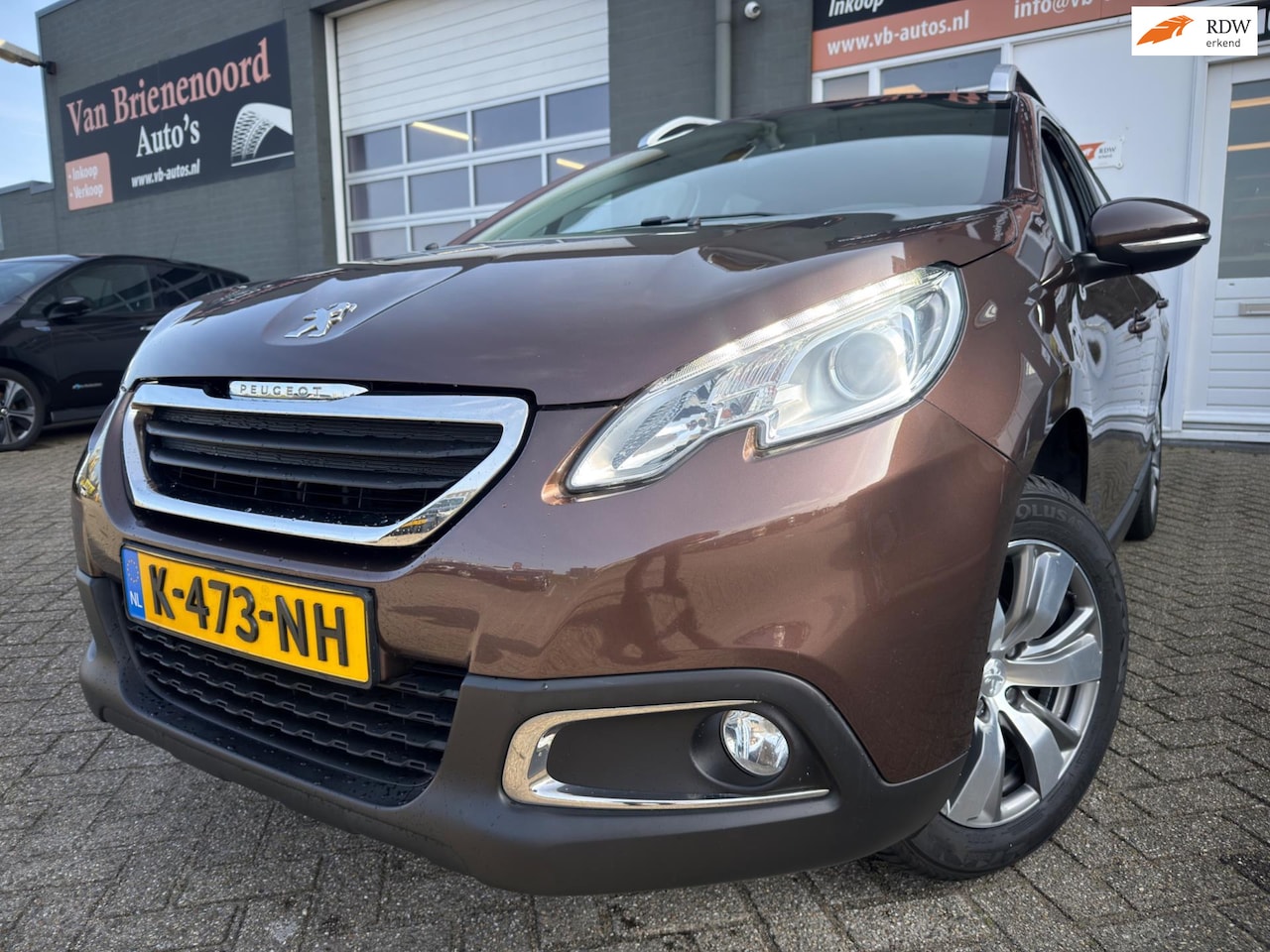 Peugeot 2008 - 1.2 VTi Allure met parkeersensoren en trekhaak en cruise controle en airco - AutoWereld.nl