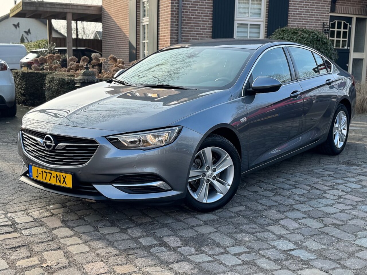 Opel Insignia - HB 1.5T 165pk autom Bns Exe ecc,1/2leer,lmv,navi,pdc - AutoWereld.nl
