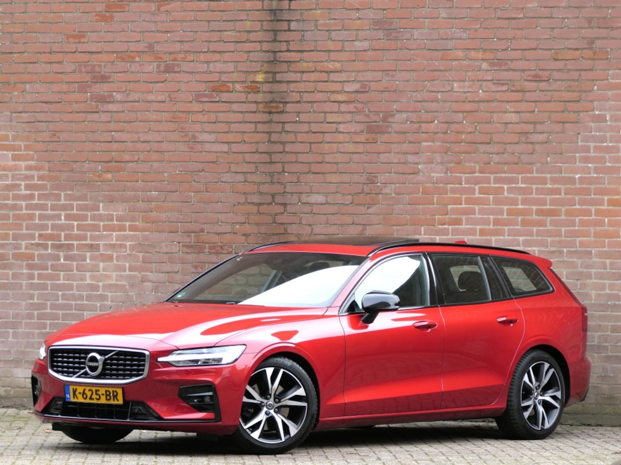 Volvo V60 - T4 AUT R-Design 12 MND garantie Pilot assist / Camera / Trekhaak - AutoWereld.nl