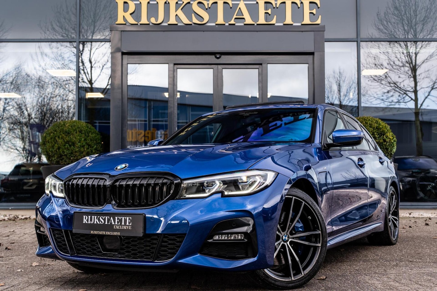 BMW 3-serie - 330e High Executive M-Sport|PANO|H&K|MEMORY|ACC - AutoWereld.nl