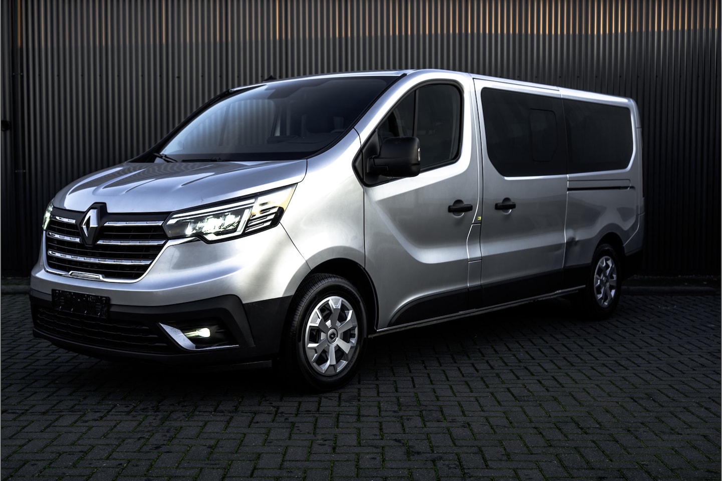 Renault Trafic - Blue dCi 150PK | L2H1 | 9-Zits | LED | Canera | Navi | Zijschuifdeur R+L | Cruise | Airco - AutoWereld.nl