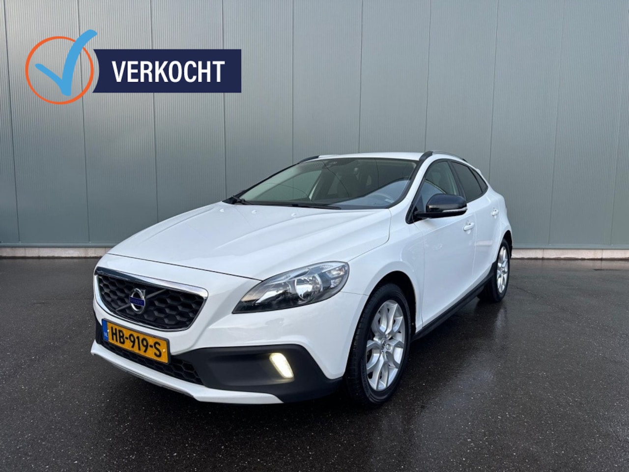 Volvo V40 - 2.0 D3 Momentum ONDERHOUDSBOEKJE | BLIS | TREKHAAK ! - AutoWereld.nl