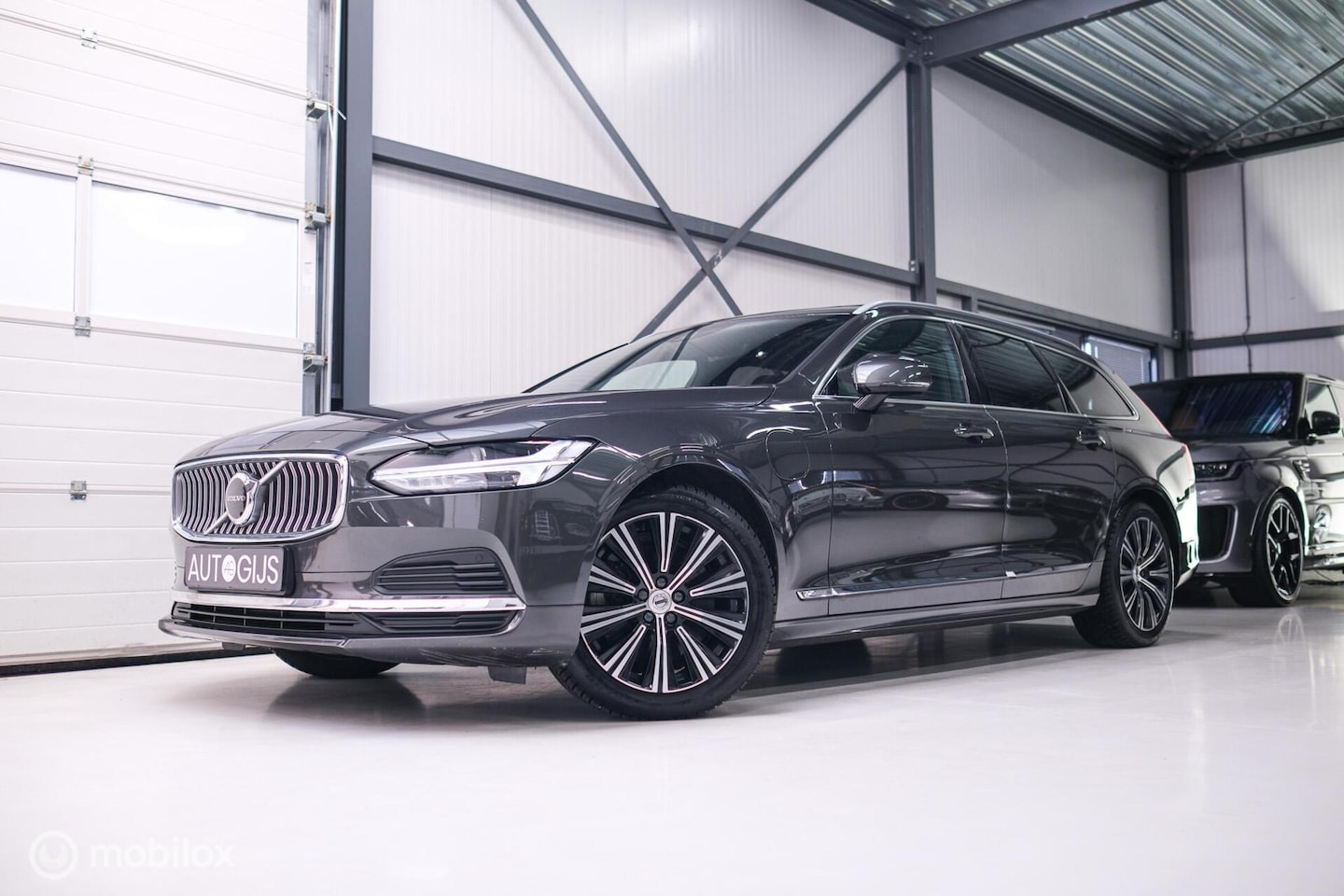 Volvo V90 - 2.0 T6 AWD Inscription 340 pk | Trekhaak | Panoramadak | Pine Grey | NL auto NAP | Camera - AutoWereld.nl