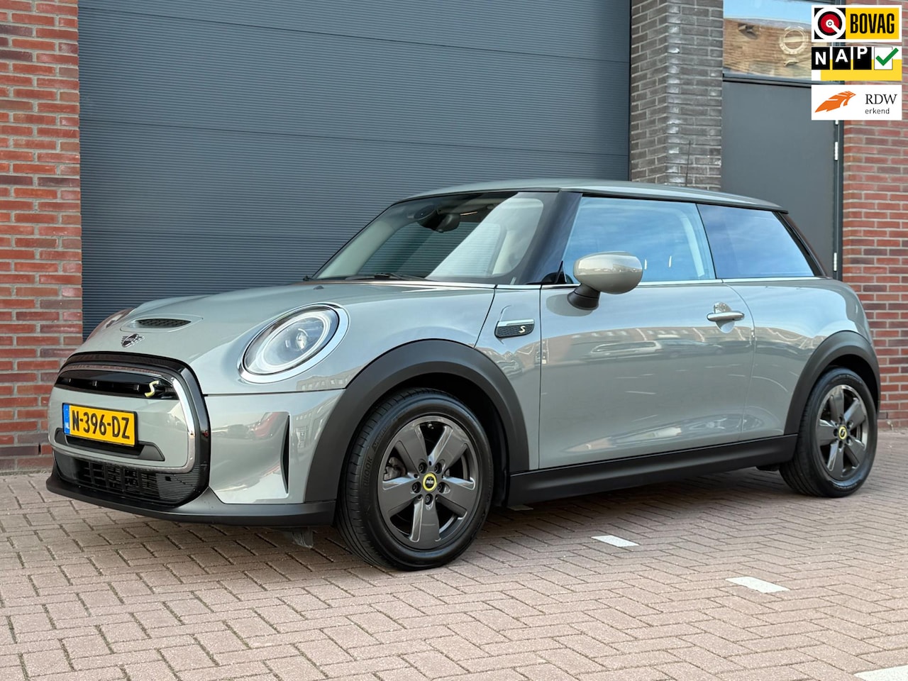 MINI Mini-Electric - Essential 33 kWh |Navi | CarPlay | Privacy Glass | Union Jack achterlichten - AutoWereld.nl