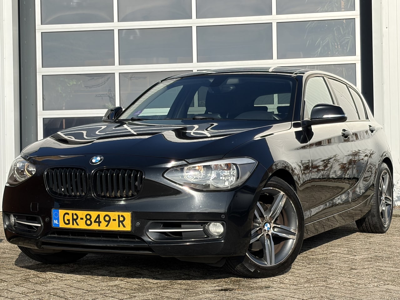 BMW 1-serie - 118i Business 170pk | Airco automatisch | Bluetooth | Cruise control | Lichtmetalen velgen - AutoWereld.nl