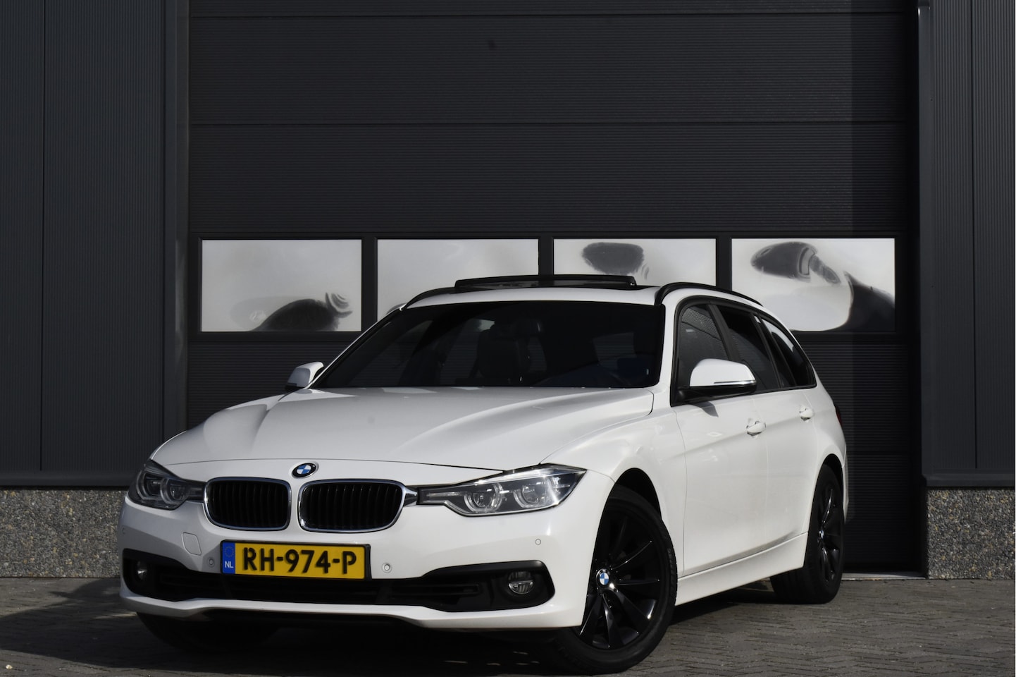 BMW 3-serie Touring - 318i Corporate Lease High Executive Pano - Trekhaak - Leer - NAP - AutoWereld.nl