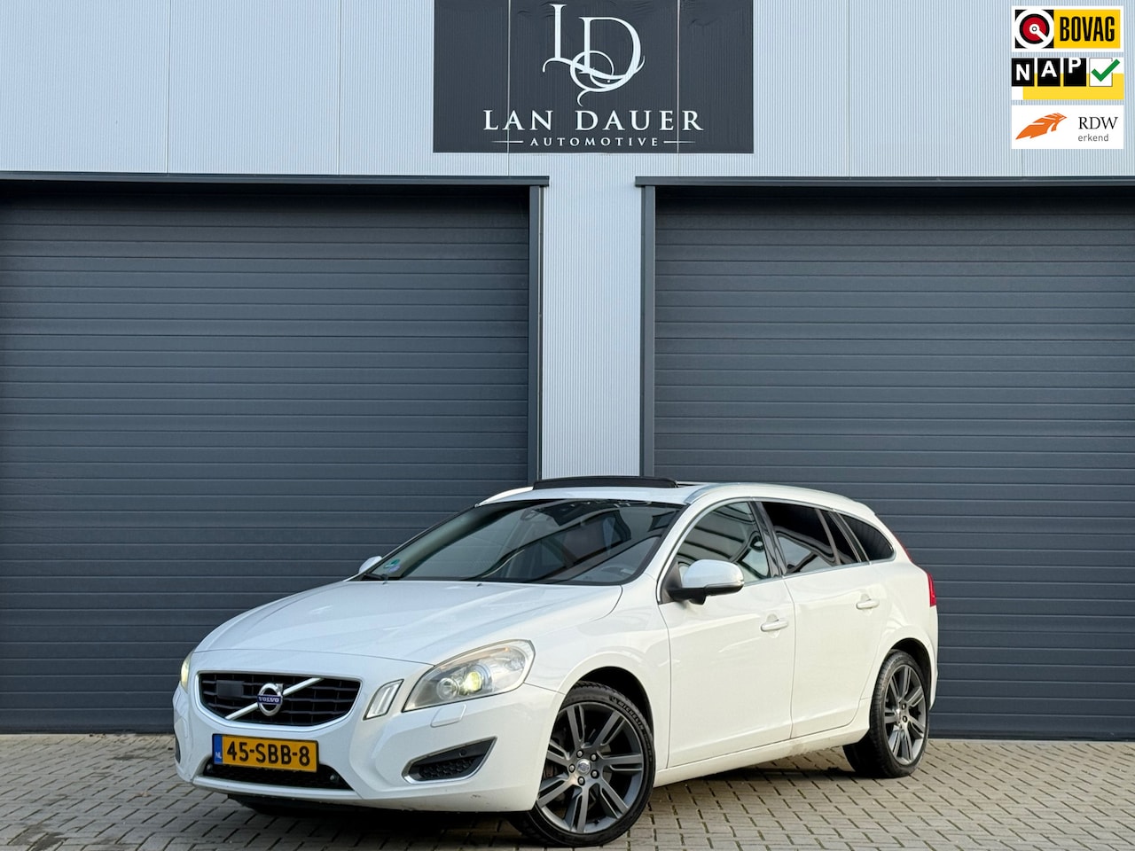 Volvo V60 - 2.0T Summum / AUTOMAAT / DEALER ONDERHOUDEN / NAP - AutoWereld.nl