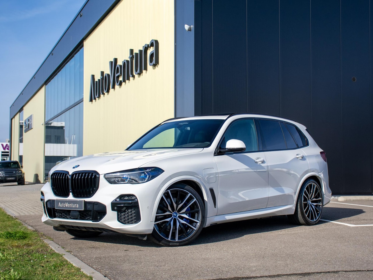 BMW X5 - xDrive45e High Executive M-Sport | Pano | 22" | 4-Wielsturing | Softclose | trekhaak | Ada - AutoWereld.nl