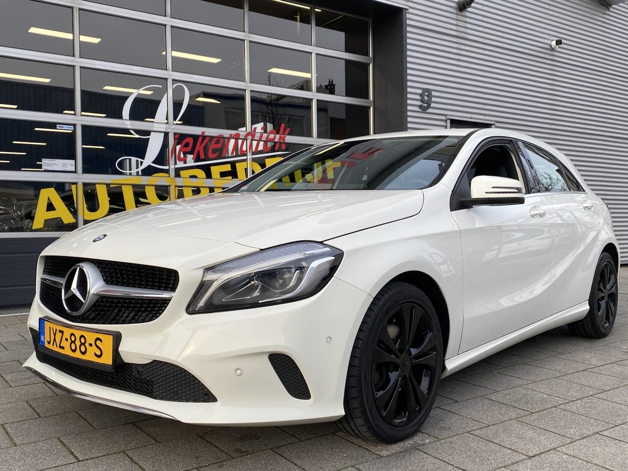 Mercedes-Benz A-klasse - 180 BlueEFFICIENCY URBAN - Navigatie I Airco I PDC I LED I Sport interieur I Dealer onderh - AutoWereld.nl