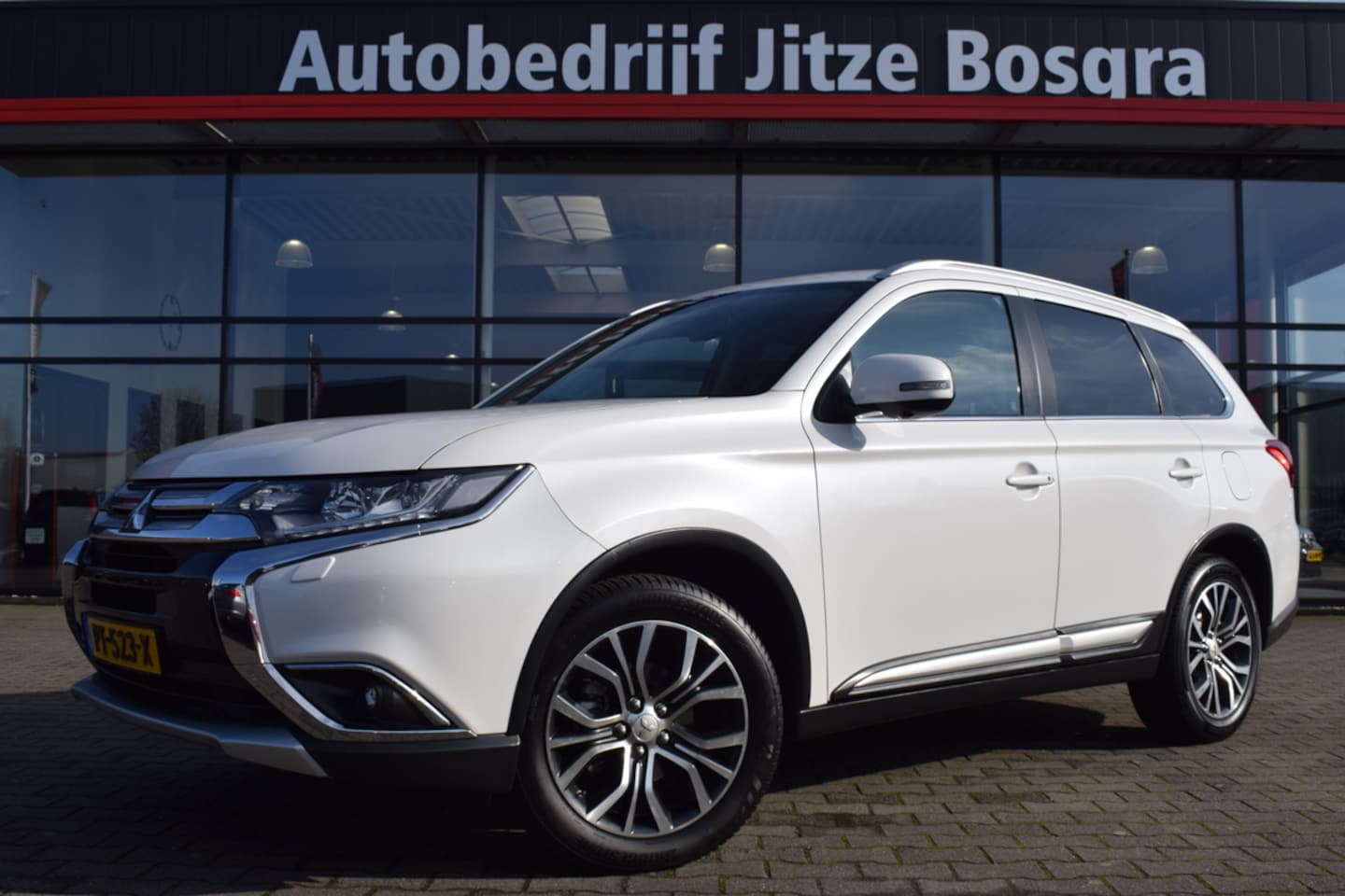 Mitsubishi Outlander - 2.0 Automaat Connect Pro LED | Carplay | Camera | Trekhaak | Rockford Audio | Dealer Onder - AutoWereld.nl