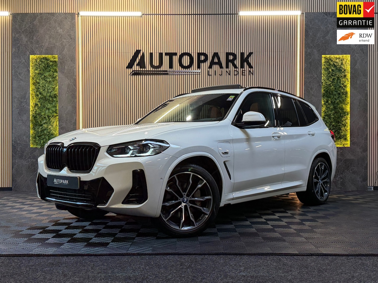 BMW X3 - XDrive30e High Executive M-SPORT|PANO|HuD|LASER|CARPLAY|TREKHAAK|SFEERVERLICHTING|STUURVER - AutoWereld.nl