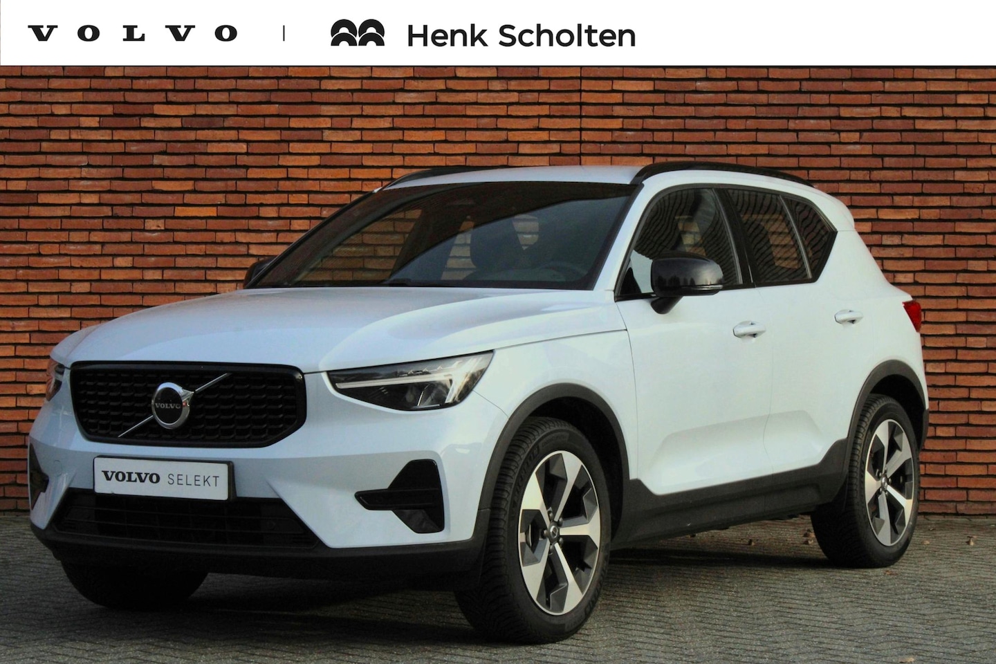 Volvo XC40 - B4 Plus Dark | Semi- Elektrische Trekhaak | Verwarmde Stoelen en Stuurwiel | Verwarmbare V - AutoWereld.nl
