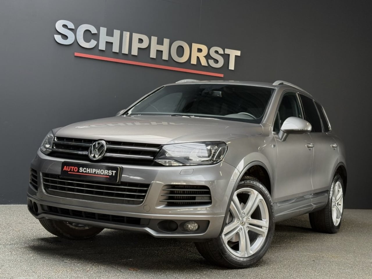 Volkswagen Touareg - 3.0 TDI 2x R-LINE 20 lmv  trekhaak luchtvering camera Dynaudio 3500kg trekvermogen - AutoWereld.nl
