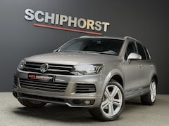 Volkswagen Touareg - 3.0 TDI 2x R-LINE 20 lmv trekhaak luchtvering camera Dynaudio 3500kg trekvermogen