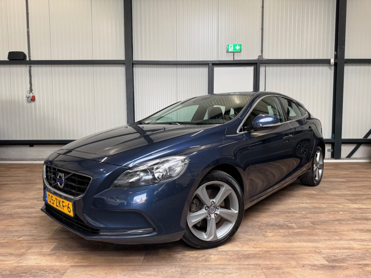 Volvo V40 - 1.6 T3 Momentum / LEDER / NAVI / CAMERA / - AutoWereld.nl